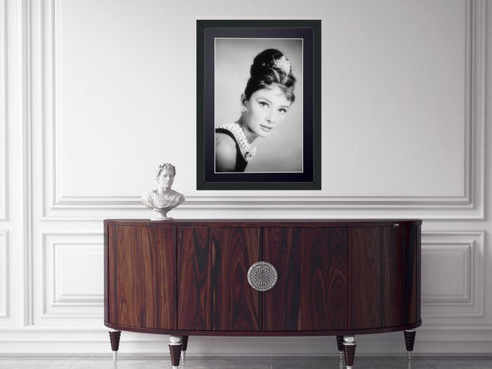 Breakfast At Tiffany's (1961) - Audrey Hepburn as "Holly Golightly" - Fine Art Photography - Luxury Wooden Framed 70X50 cm - Limited Edition Nr 03 of 30 - Serial ID 16971 - Original Certificate (COA), Hologram Logo Editor and QR Code - 100% New items.