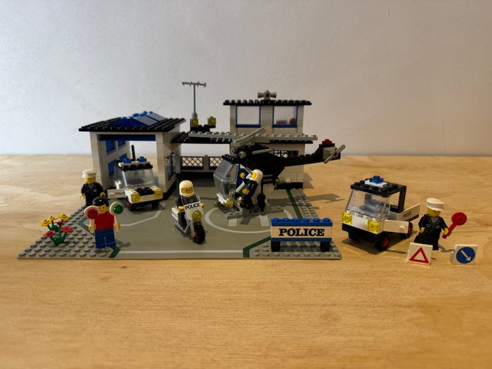 Lego - Classic Town - 6384 Police Station en 6632 Tactical Patrol Truck - 1980-1990