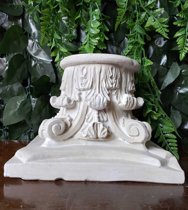 Skulptur Capitello corinzio - 17 cm - marmorstøv