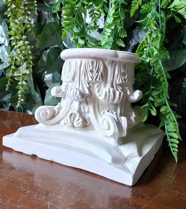 Skulptur Capitello corinzio - 17 cm - marmorstøv