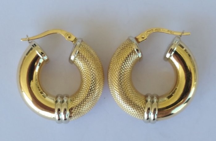 Ingen mindstepris - UnoAErre - Øreringe - A Beautiful Pair of Vintage UnoAerre Designer Smooth and Textured Hoop Earrings - 18 kraat Gulguld