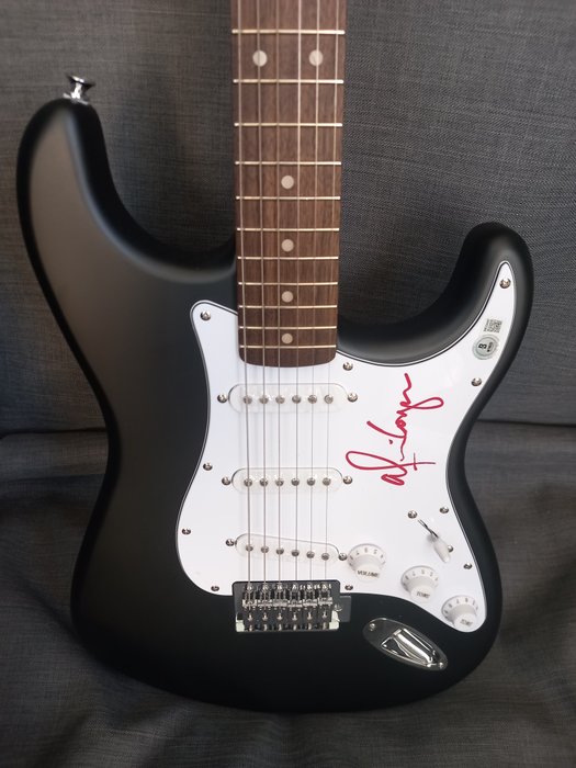 Squier - Alice Cooper hand signed Rare Black Matte Fender Squier Mod. Stratocaster handsigned -  - Elektrisk guitar