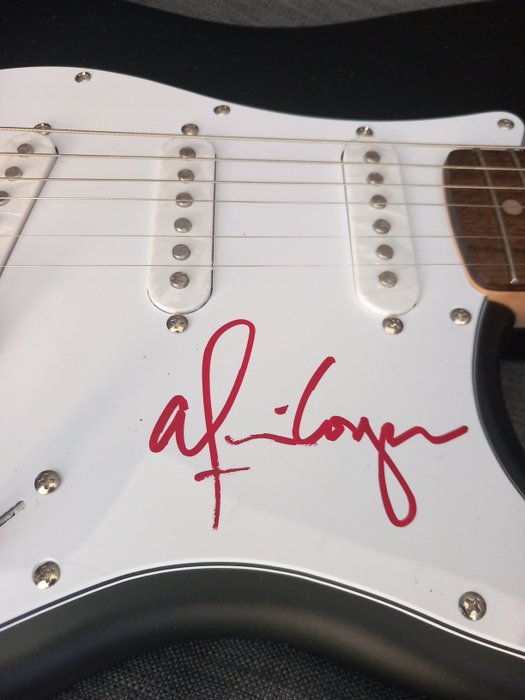 Squier - Alice Cooper hand signed Rare Black Matte Fender Squier Mod. Stratocaster handsigned -  - Elektrisk guitar