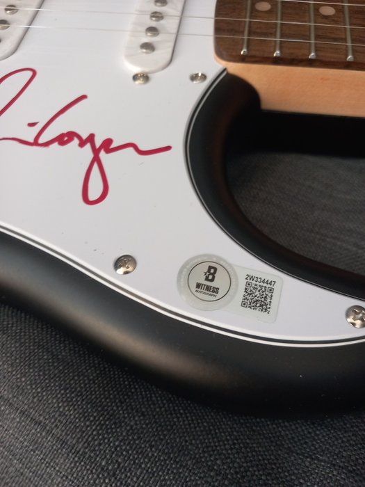 Squier - Alice Cooper hand signed Rare Black Matte Fender Squier Mod. Stratocaster handsigned -  - Elektrisk guitar