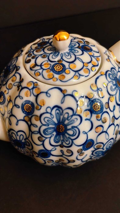 Lomonosov Imperial Porcelain - N.Slavina - Tepotte - Tulipan, mørk kobolt-blomst motiv, 22-gradigt guld - Porcelæn - Stor 2 liter tekande