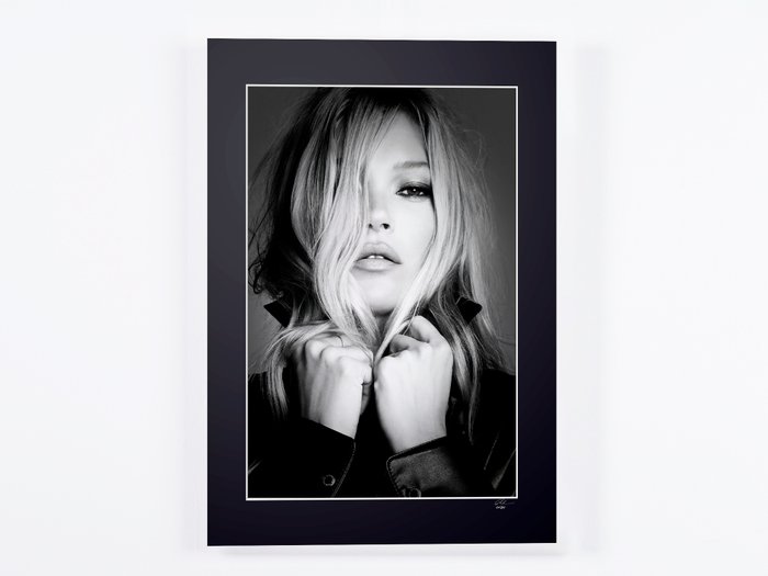 KATE MOSS - Portrait - Fine Art Photography - Luxury Wooden Framed 70X50 cm - Limited Edition Nr 04 of 30 - Serial ID 16836 - Original Certificate (COA), Hologram Logo Editor and QR Code - 100% New items.