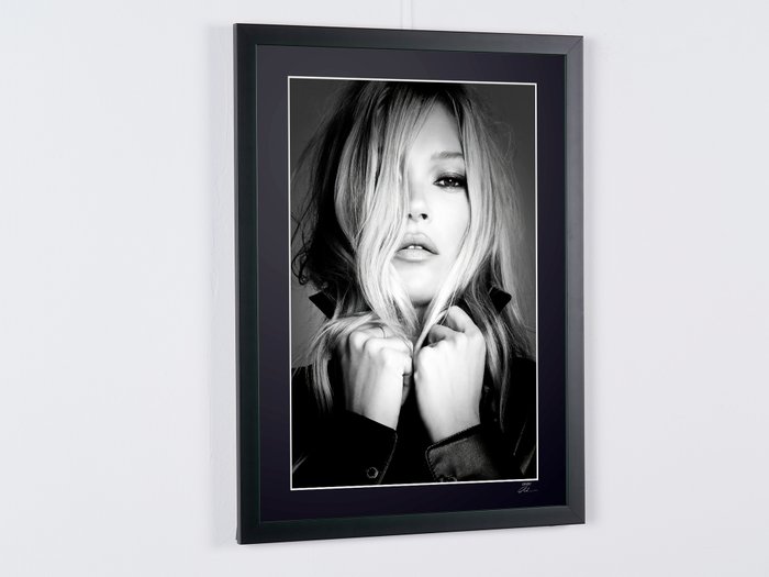 KATE MOSS - Portrait - Fine Art Photography - Luxury Wooden Framed 70X50 cm - Limited Edition Nr 04 of 30 - Serial ID 16836 - Original Certificate (COA), Hologram Logo Editor and QR Code - 100% New items.