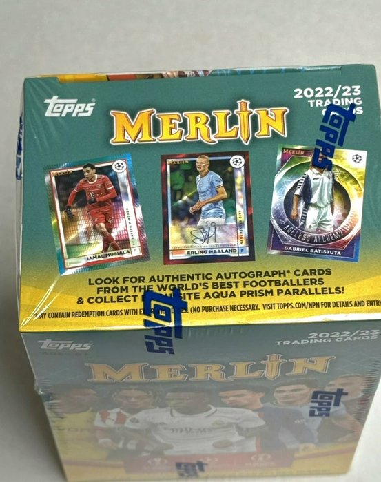 2023/24 Topps Merlin UEFA Each Box contains Three Aqua Prism Parallels, One Numbered Parallel, Two Refractors, and One Mystic - 1 Sealed box - Næsten så god som ny (NM)