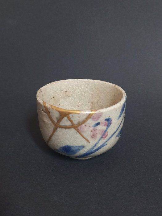 Underglasur blå og pink tekop med kintsugi reparation - slutningen af japansk æra, Taiwan - Keramik - Taiwan - 20. - midt i (2. verdenskrig)