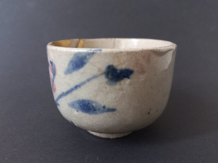 Underglasur blå og pink tekop med kintsugi reparation - slutningen af japansk æra, Taiwan - Keramik - Taiwan - 20. - midt i (2. verdenskrig)