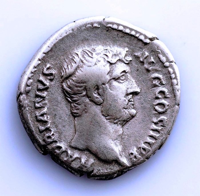 Romarriket Hadrian (117-138) Denarius Roma 137 dC  - Felicitas dando la mano a Adriano