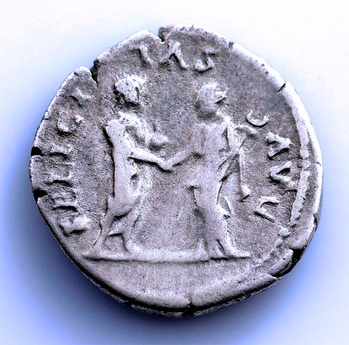 Romarriket Hadrian (117-138) Denarius Roma 137 dC  - Felicitas dando la mano a Adriano