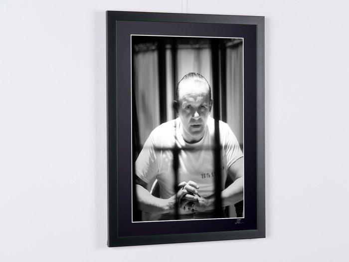 Ondskabens øjne, Anthony Hopkins as Dr. Hannibal Lecter - Fine Art Photography - Luxury Wooden Framed 70X50 cm - Limited Edition Nr 04 of 30 - Serial ID 20562 - Original Certificate (COA), Hologram Logo Editor and QR Code - 100% New items.