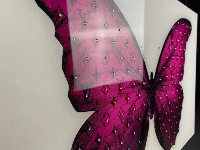 Mike Blackarts - Luxurious Pink Butterfly with diamonds