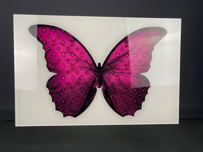 Mike Blackarts - Luxurious Pink Butterfly with diamonds