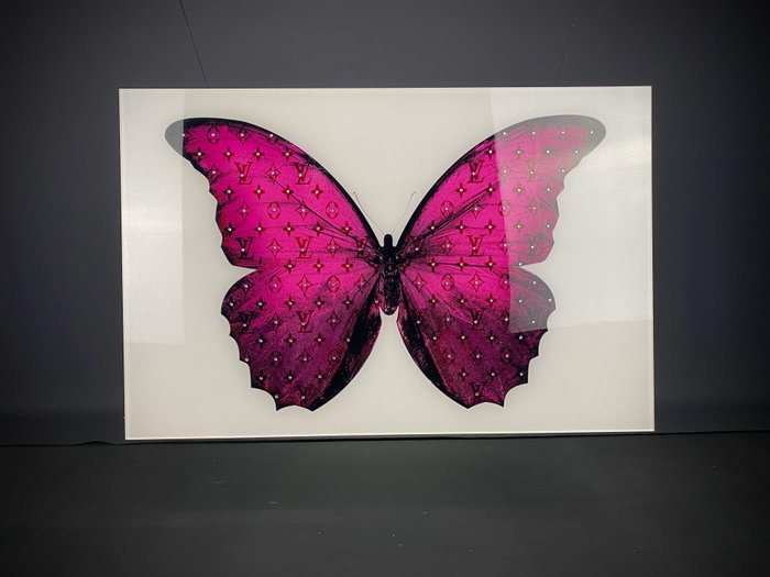 Mike Blackarts - Luxurious Pink Butterfly with diamonds