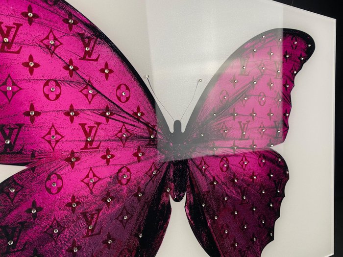 Mike Blackarts - Luxurious Pink Butterfly with diamonds