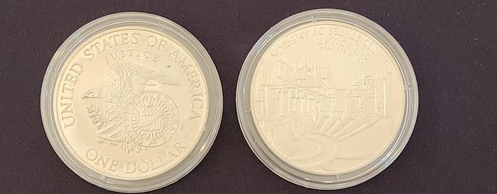 Förenta staterna. A Pair (2x) of Commemorative Silver Dollars, including Leuchtturm display easels 1998-2005  (Ingen mindstepris)