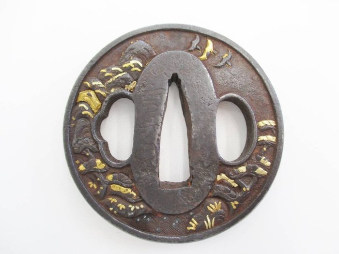 Antik jern Tsuba-gravering med forgyldt tempelbygning, fyrretræ og andre skulpturer - Guld, Jern (støbt/smeltet) - signed - Japan - Edo-perioden (1600-1868)