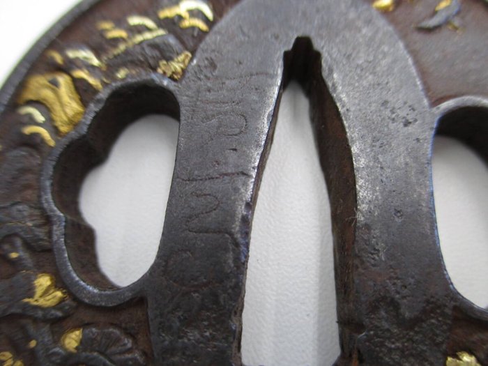 Antik jern Tsuba-gravering med forgyldt tempelbygning, fyrretræ og andre skulpturer - Guld, Jern (støbt/smeltet) - signed - Japan - Edo-perioden (1600-1868)