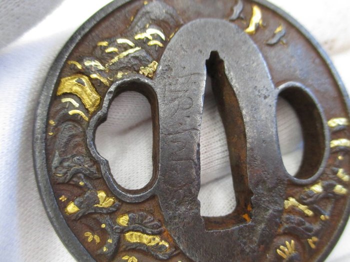 Antik jern Tsuba-gravering med forgyldt tempelbygning, fyrretræ og andre skulpturer - Guld, Jern (støbt/smeltet) - signed - Japan - Edo-perioden (1600-1868)