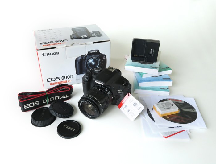 Canon 600 D + Lens EF-S 18-55 IS Digitalkamera