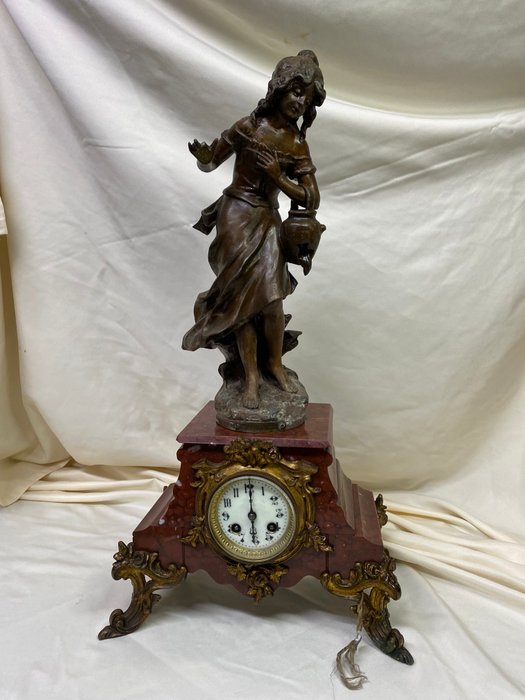 Figurmantal-ur - François Moreau - La Cruche Cassée -   Bronze, Messing, Råzink - 1850-1900