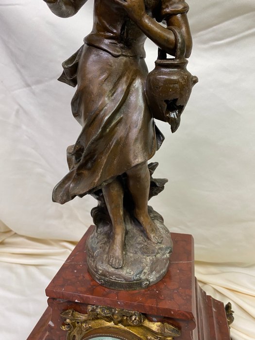 Figurmantal-ur - François Moreau - La Cruche Cassée -   Bronze, Messing, Råzink - 1850-1900