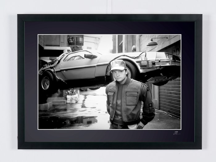 Back to the Future Part II - Michael J. Fox (Marty) - Fine Art Photography - Luxury Wooden Framed 70X50 cm - Limited Edition 04 of 30 - Serial ID 30638 - Original Certificate (COA), Hologram Logo Editor and QR Code - 100% New items.