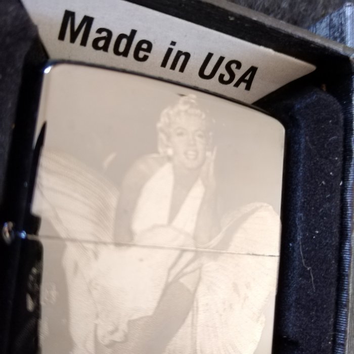 Black Ice Zippo - Marilyn Monroe - perfect Zippo in black ice - wonderful collectible windproof lighter - new - Lommelighter - Stål (rustfrit)