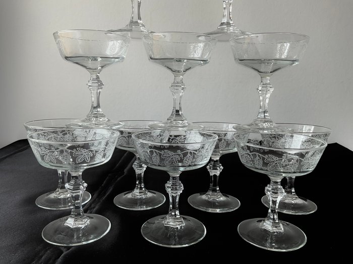 Champagnecoupes versierd met druivenranken en geslepen voetstukken - Champagneglas (12) - Glas