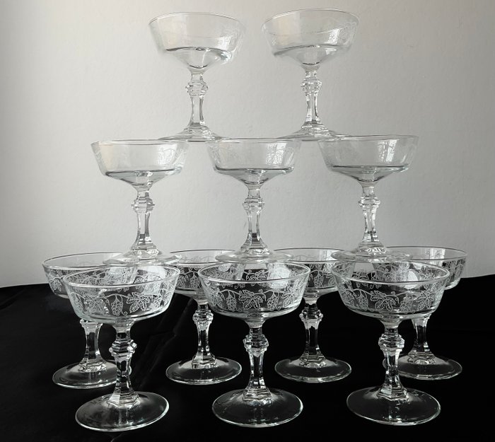 Champagnecoupes versierd met druivenranken en geslepen voetstukken - Champagneglas (12) - Glas