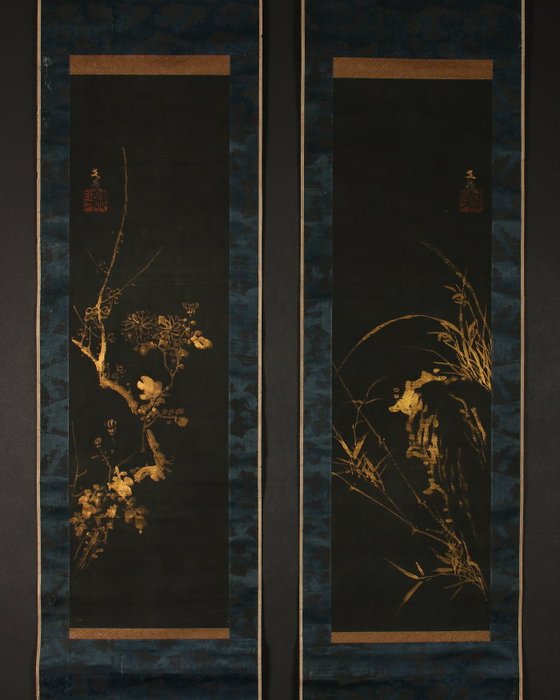 Et par meget fine malerier i guld med årstidens blomster, signeret - inklusive påskrevet tomobako - Silke - Tani Buncho (1763-1840) - Japan - Sene Edo-periode