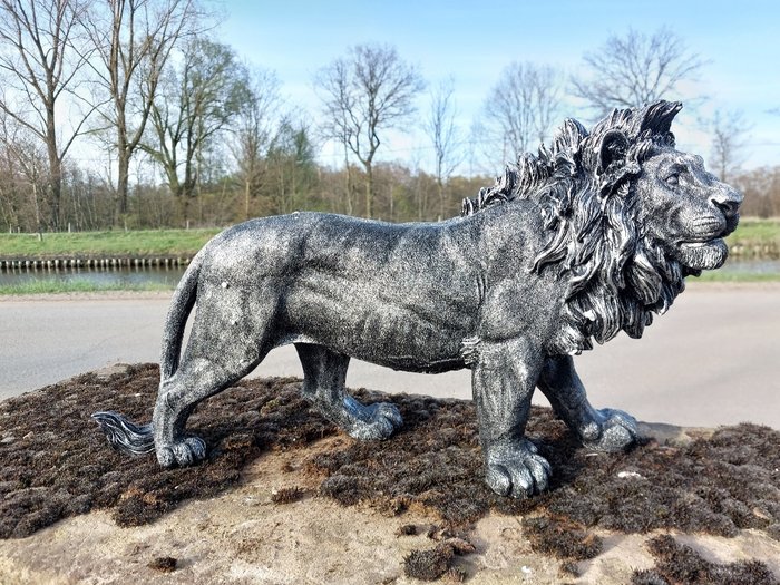 Statue Beeld 60 cm long statue of silver bronze  lion - 32 cm - polyresin