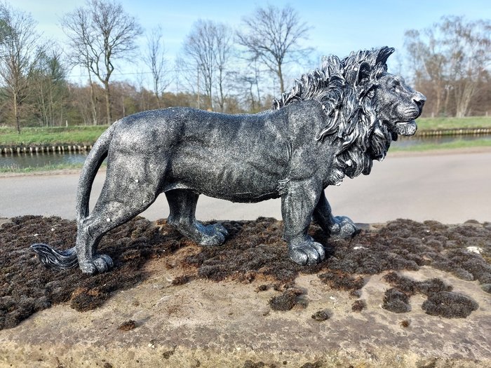 Statue Beeld 60 cm long statue of silver bronze  lion - 32 cm - polyresin