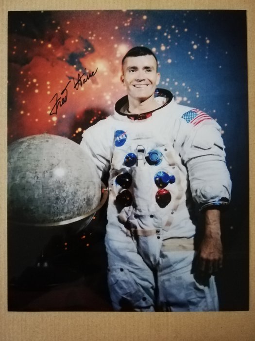 Apollo 13: Fred Haise Apollo 13 LMP handsigned photo in-person autograph