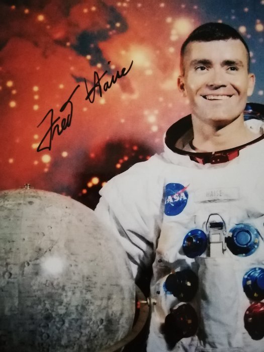 Apollo 13: Fred Haise Apollo 13 LMP handsigned photo in-person autograph