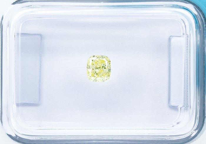 Ingen mindstepris - 1 pcs Diamant  (Naturfarvet)  - 0.22 ct - Pude - VS1 - International Gemological Institute (IGI) - U-V Lysegrønlig Gul