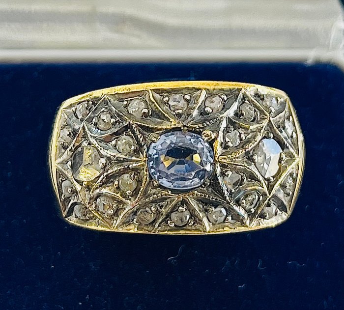 Ingen mindstepris - Ring - 9 kt Gulguld Sølv Safir - Diamant