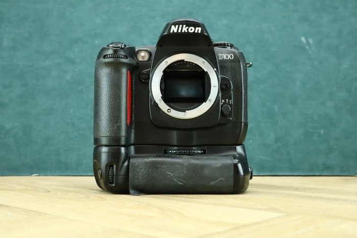 Nikon D1000 with Nikon battery pack MB-D100 | Digitalt refleks kamera (DSLR)