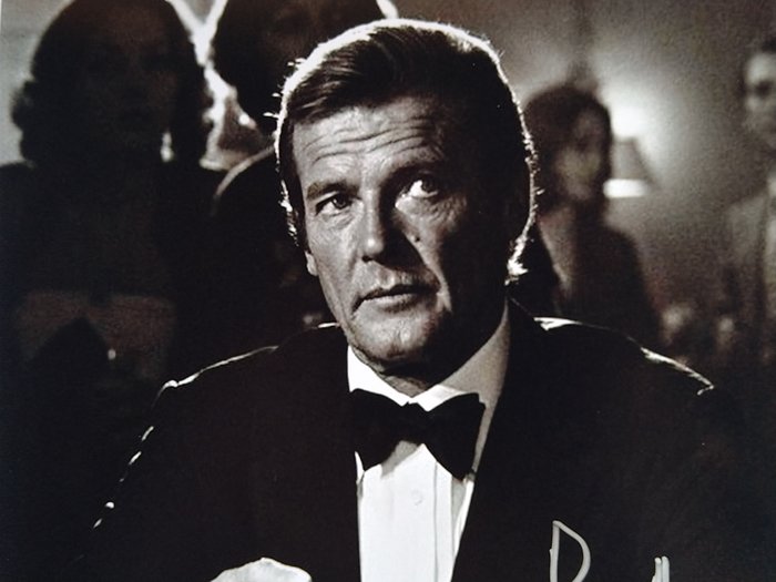 James Bond 007: For Your Eyes Only - Sir Roger Moore (+) as 007 - Signed photo with COA