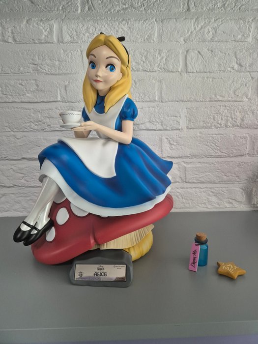 Disney - Alice in Wonderland - Alice in wonderland mastercraft