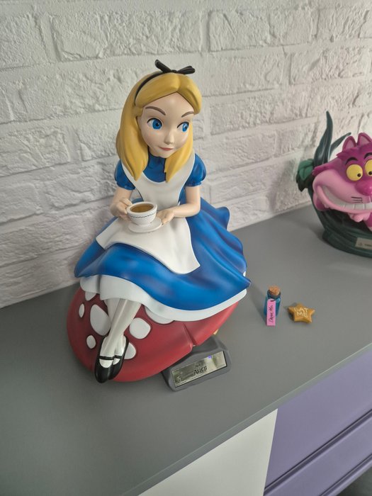 Disney - Alice in Wonderland - Alice in wonderland mastercraft