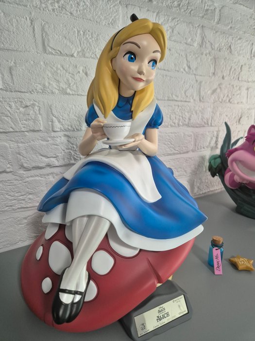 Disney - Alice in Wonderland - Alice in wonderland mastercraft