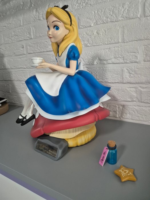 Disney - Alice in Wonderland - Alice in wonderland mastercraft