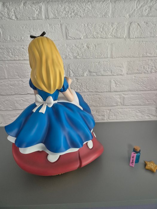 Disney - Alice in Wonderland - Alice in wonderland mastercraft