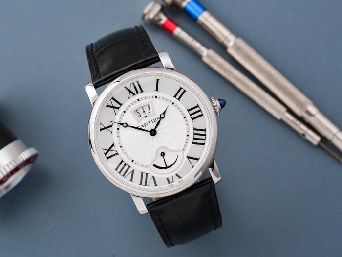 Cartier - Rotonde De Cartier Calender Aperture and Power Reserve - Ingen mindstepris - W1556369 - Mænd - 2011-nu