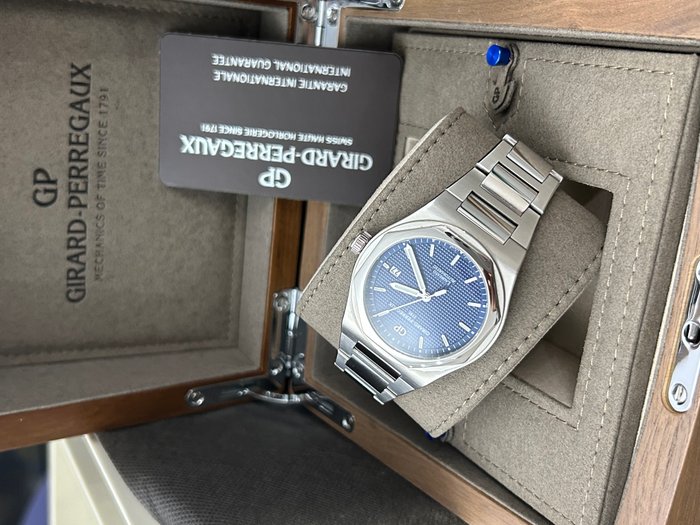 Girard-Perregaux - Laureato 225th Anniversary edition - 81000 - Mænd - 2010-2020