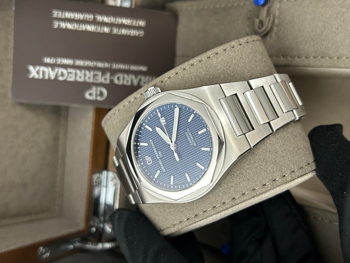 Girard-Perregaux - Laureato 225th Anniversary edition - 81000 - Mænd - 2010-2020