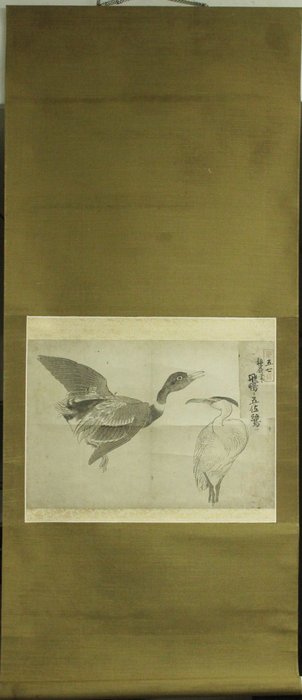 Hængende rullemaleri - Papir - Kono Bairei (1844-1895) - 'Tobigamo ni Gosa sagi' 飛鴨に五佐鷺 (Flying duck and Gosa heron) - Numbered 57 - Japan - Anden halvdel af 1800-tallet (Meiji-perioden)